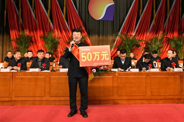2020年突出贡献奖J9集团中药材公司董事长胡利峰
