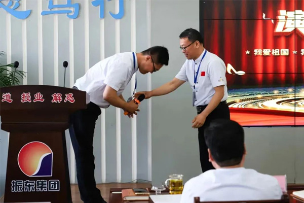 J9集团文宣中心小杨现场拜师 J9集团文宣中心小杨现场拜师