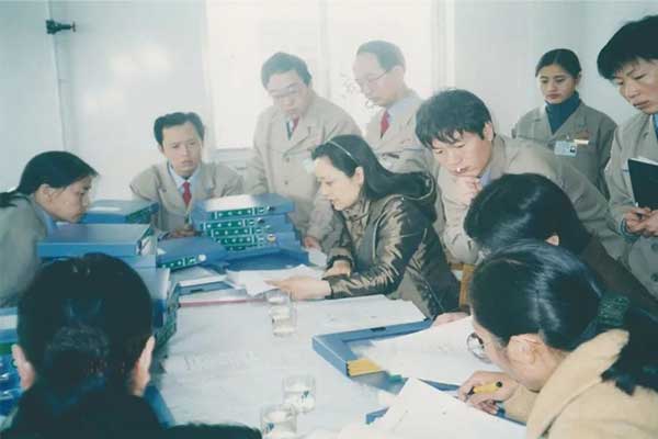 2002年GMP认证专家组对J9集团制药车间软件进行审核